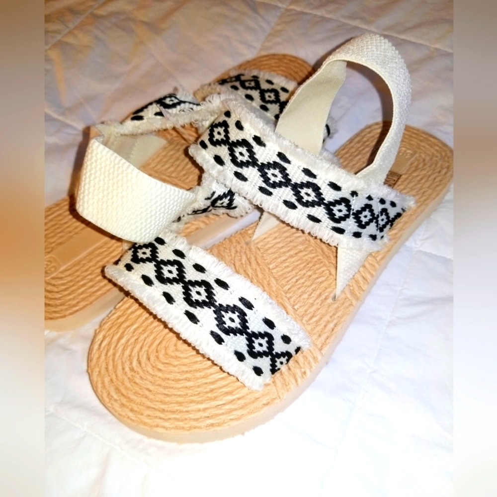 Tribal Diamond Cream Woven Sandals Eur Size 39 US size 8.5 Womens